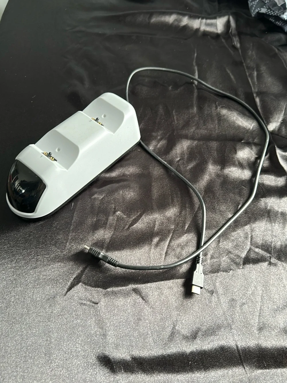White Dual Controller Charging Stand with USB-C Cable